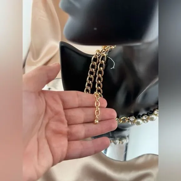 Elegant Gold and Pearl Necklace - Picture 5 of 8